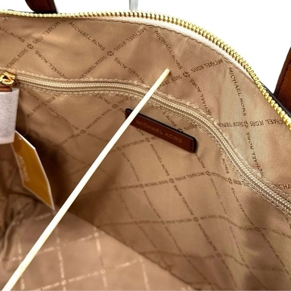 Michael Kors Large Charlotte Tote Bag & Large
Double Zip Wallet Vanilla/Brown - Picture 9 of 13